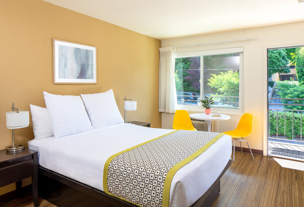 queen room at park lane suites and inn
